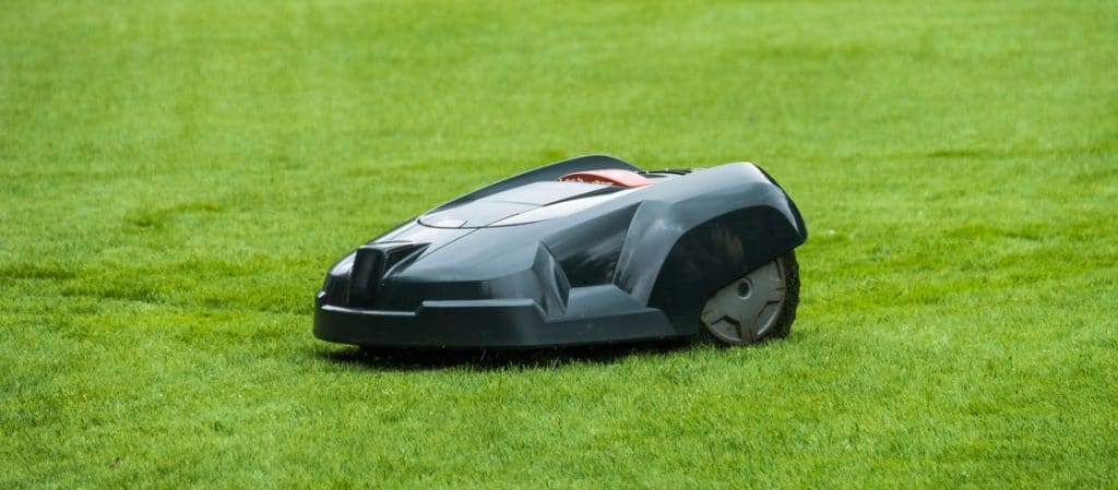 Rasenmäher Roboter auf dem Rasen