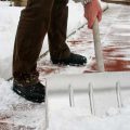 Wege freiräumen mit der Schneeschaufel