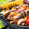 Fleisch und Gemüse auf dem Holzkohlegrill