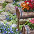 Gartendekorationen aus Holz und Stein